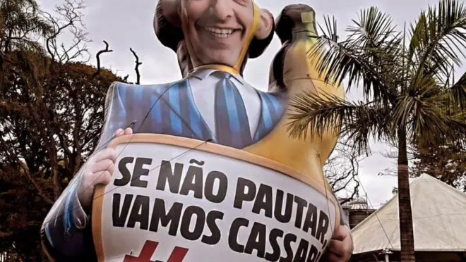 Pixuleco de Rodrigo Pacheco na manifestação em Belo Horizonte