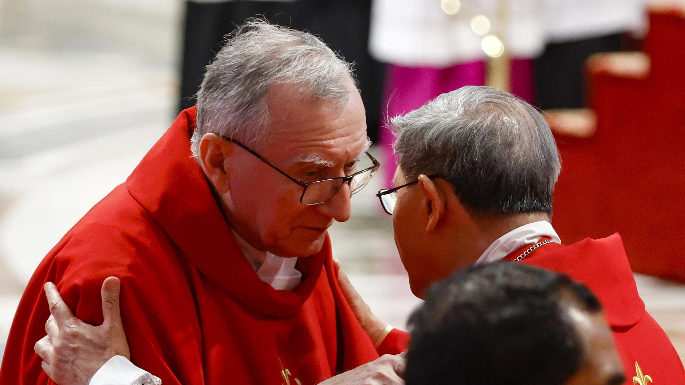 Os cardeais Pietro Parolin (à esquerda) e Luis Antonio Tagle (à direita) são apontados como os mais prováveis líderes das votações iniciais do conclave.