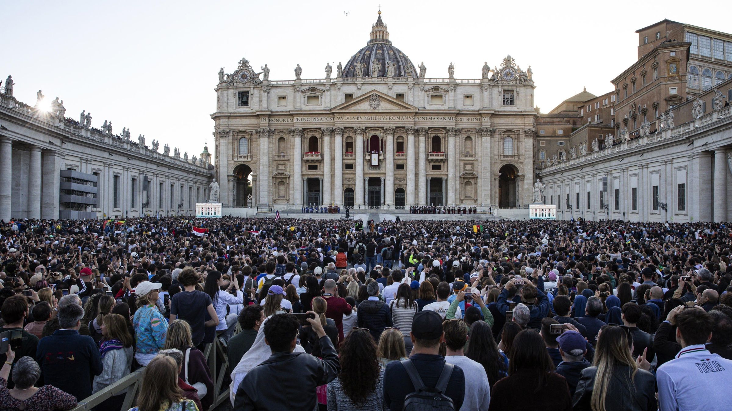 Multidão na Praça de São Pedro acompanha a primeira mensagem do papa Leão XIV, no dia em que ele foi eleito.