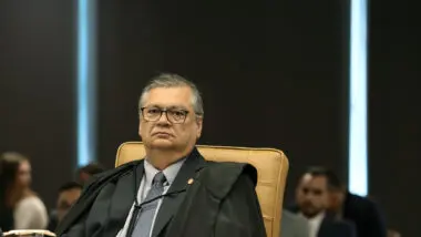 Dino relata ter recebido mensagem com ameaças e apelidos